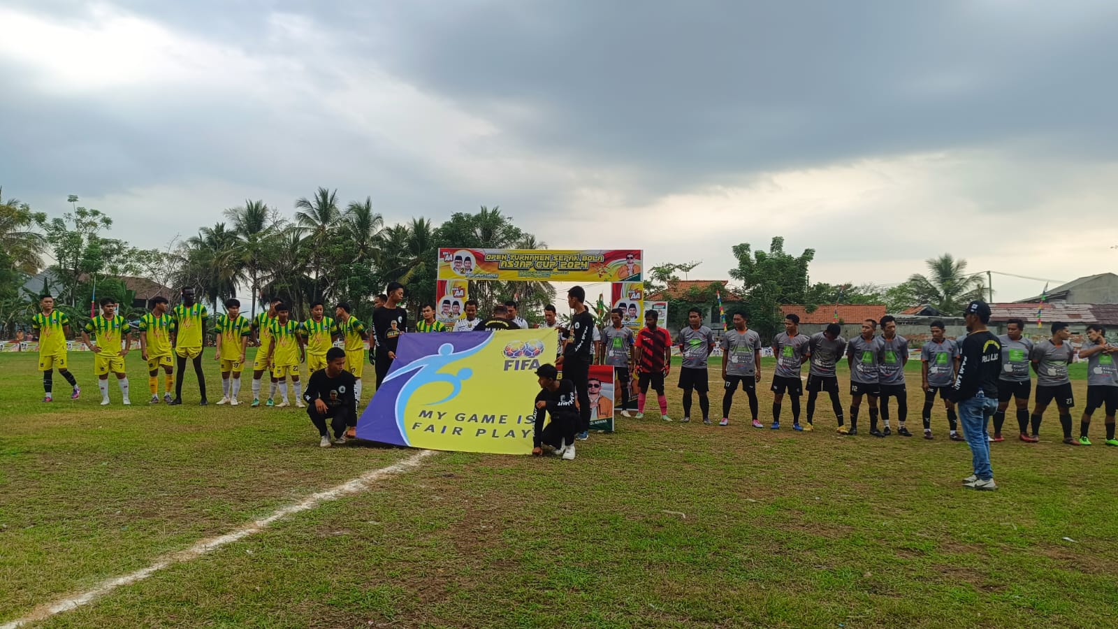 Calon Bupati Sukabumi Asep Japar saat membuka open turnamen sepak bola Asep Japar Cup 2024 di lapanh sepak bola Cisolok.(FOTO : NANDI/ RADARSUKABUMI)