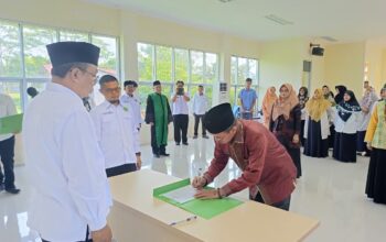Kepala Kemenag Kota Sukabumi Samsul Puad saat melantik Kepala MAN 1 Kota Sukabumi Tatang M. Abdurahman, Selasa (29/10/2024).(FOTO : dok/radarsukabumi)