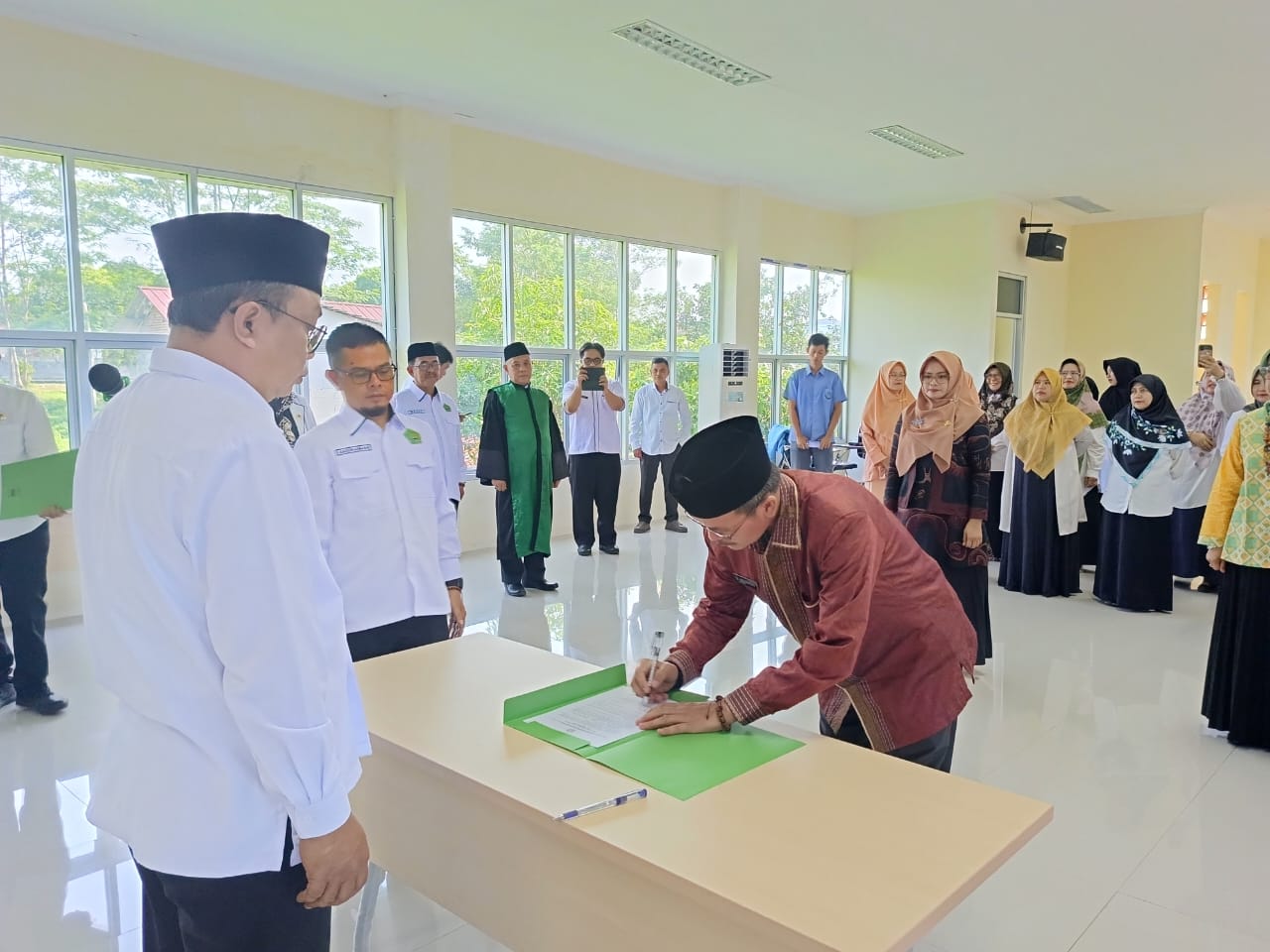 Kepala Kemenag Kota Sukabumi Samsul Puad saat melantik Kepala MAN 1 Kota Sukabumi Tatang M. Abdurahman, Selasa (29/10/2024).(FOTO : dok/radarsukabumi)