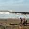 GELOMBANG TINGGI : Suasana saat tim Sar Gabungan Tengah melakukan penyisiran di pinggir pantai.(FOTO : ISTIMEWA/ RADARSUKABUMI)