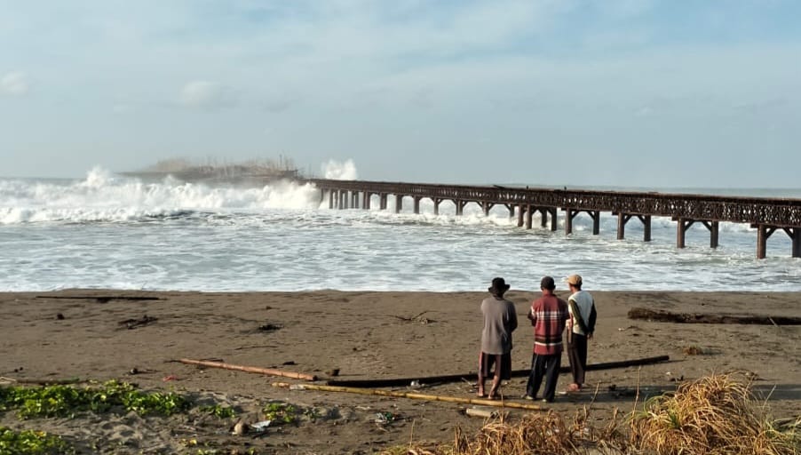 GELOMBANG TINGGI : Suasana saat tim Sar Gabungan Tengah melakukan penyisiran di pinggir pantai.(FOTO : ISTIMEWA/ RADARSUKABUMI)