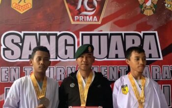 PRESTASI : Atlet Karate Yonarmed 13  Kostrad, saat memegang medali usai meraih juara dalam event kejuaraan Piala Panglima TNI - Kota Surabaya, Jawa Timur.(FOTO : UNTUK RADAR SUKABUMI)