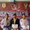 PRESTASI : Atlet Karate Yonarmed 13  Kostrad, saat memegang medali usai meraih juara dalam event kejuaraan Piala Panglima TNI - Kota Surabaya, Jawa Timur.(FOTO : UNTUK RADAR SUKABUMI)