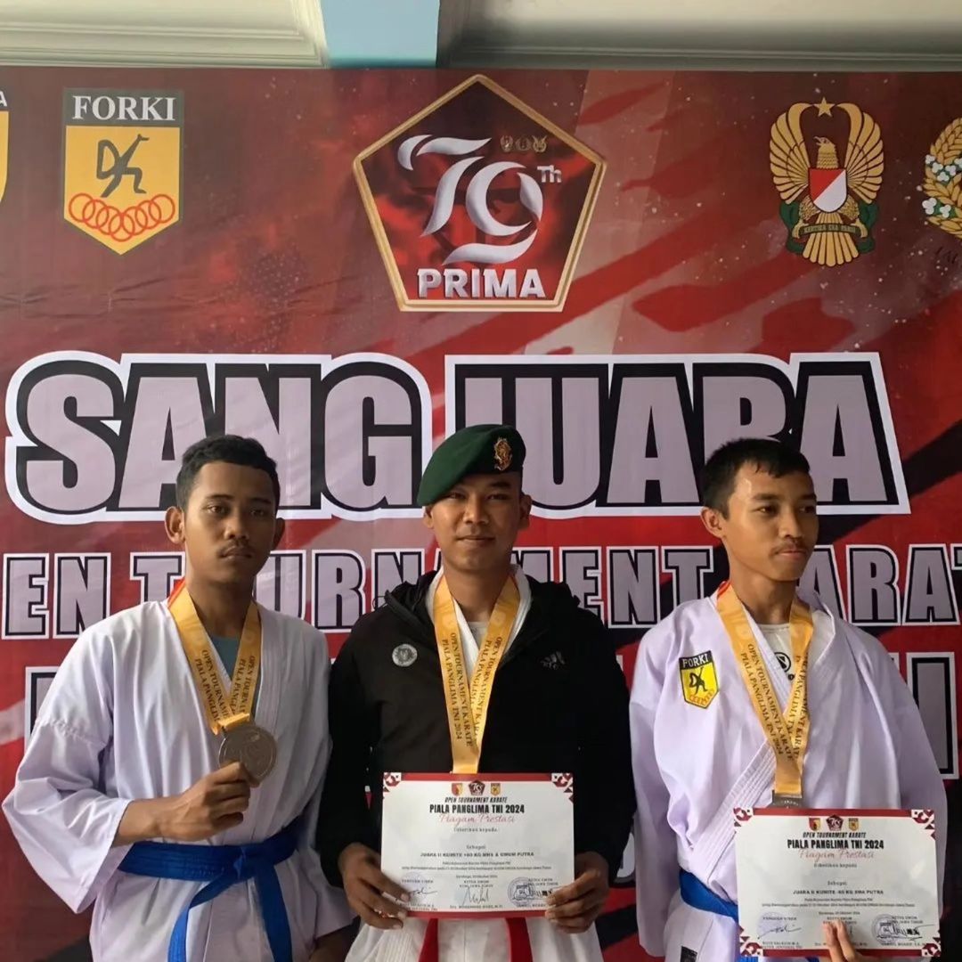 PRESTASI : Atlet Karate Yonarmed 13  Kostrad, saat memegang medali usai meraih juara dalam event kejuaraan Piala Panglima TNI - Kota Surabaya, Jawa Timur.(FOTO : UNTUK RADAR SUKABUMI)
