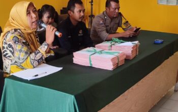 Penyerahan sertifikat tanah dari program PTSL