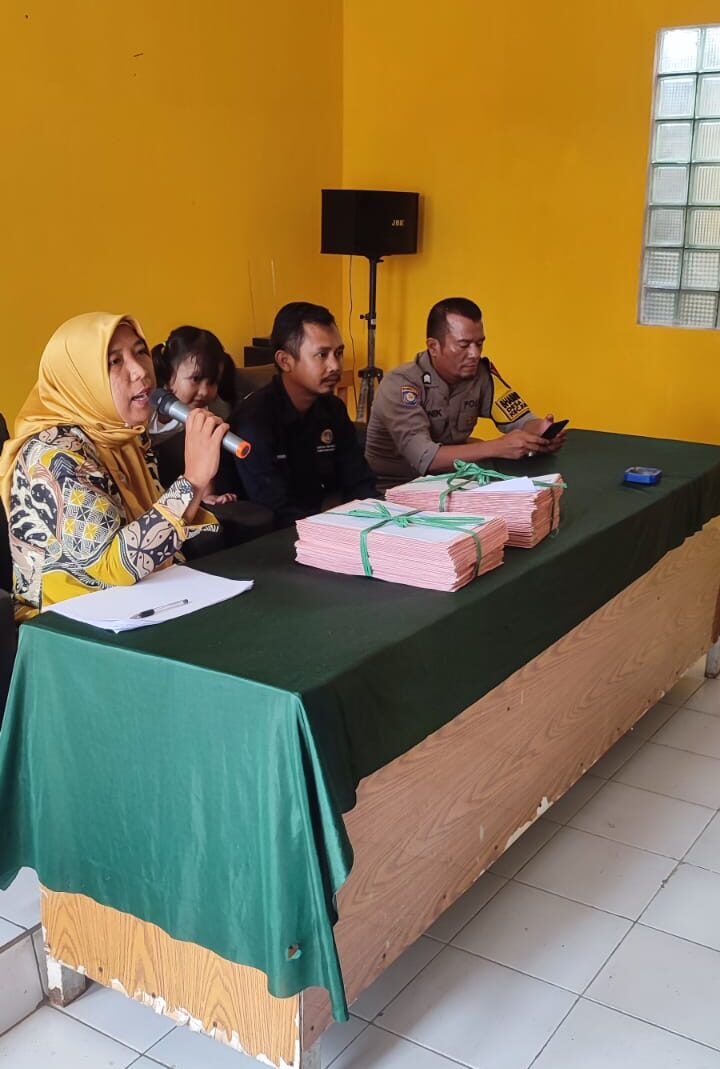 Penyerahan sertifikat tanah dari program PTSL