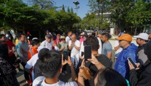 Ilham Habibie Jalan Pagi di Gasibu Bandung Disambut Hangat Ribuan Warga