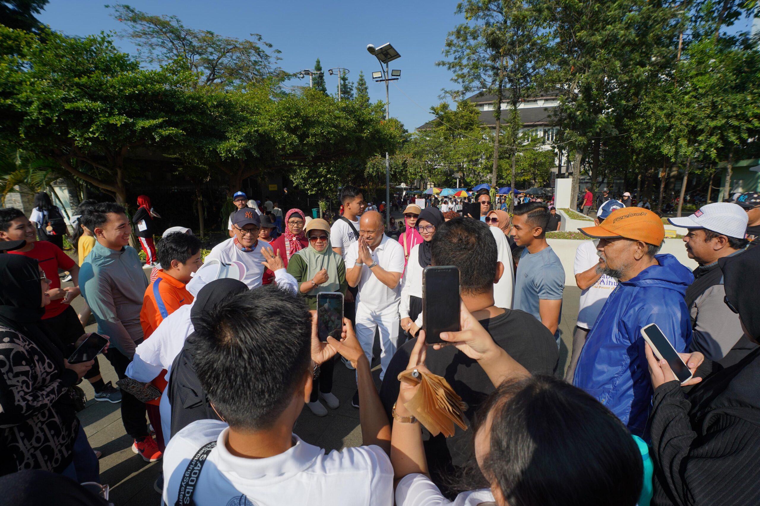 Putra sulung Presiden ke-3 Republik Indonesia, Ilham Habibie, mengawali pagi dengan agenda jalan sehat di kawasan Gasibu, Bandung. Sebagai calon Wakil Gubernur