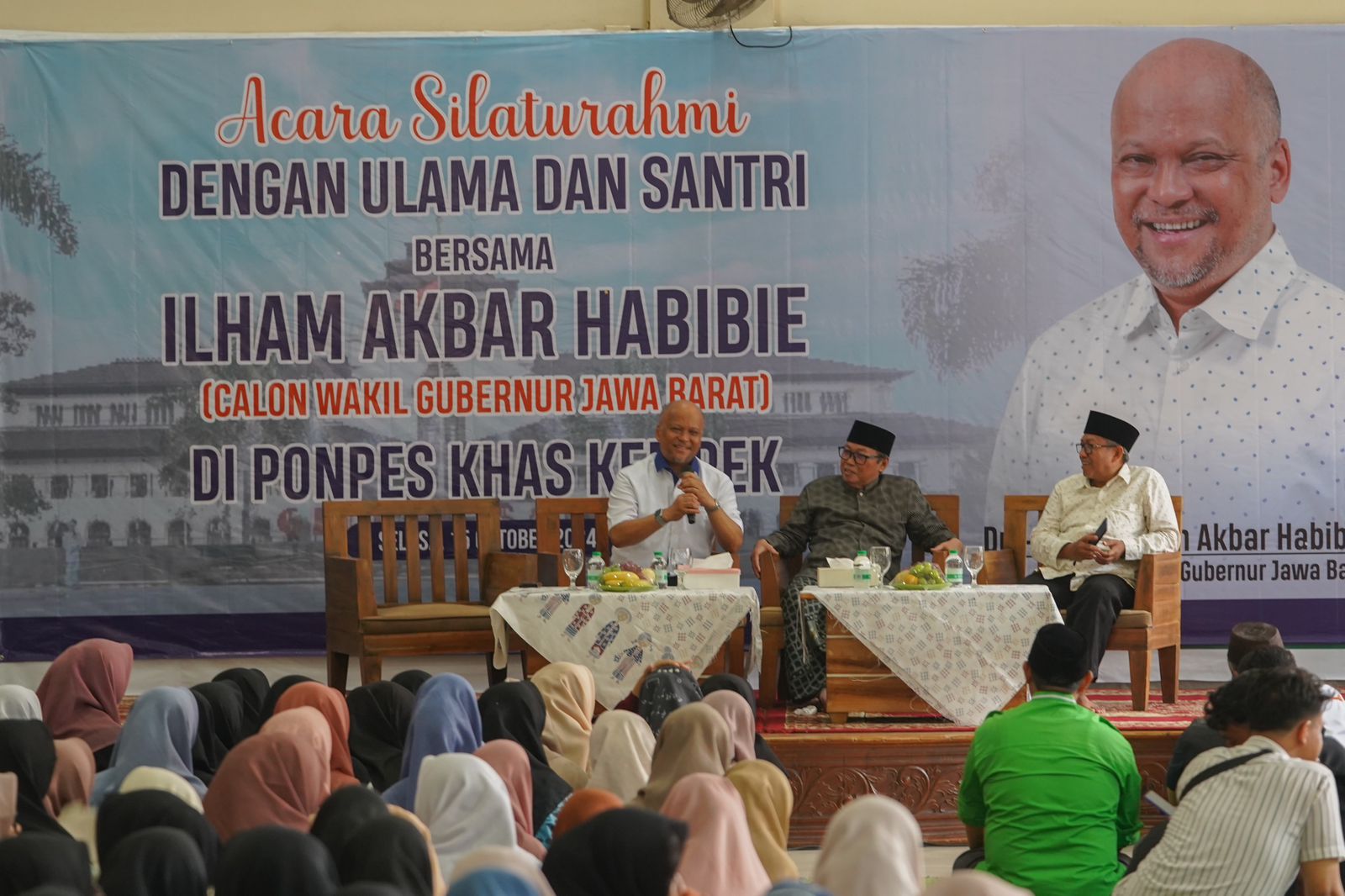 Ilham Habibie, Calon Wakil Gubernur Jawa Barat Nomor Urut 3, bersilaturahmi ke santri Pondok Pesantren Khas Kempek di Cirebon. Kunjungan ini disambut hangat