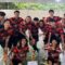 JUARA :Tim futsal Unit Kegiatan Mahasiswa (UKM) Nusa Putra Rudal FC bangga menunjukkan piala sebagai juara 2 futsal di GEOI CUP Pakuan Bogor. (FOTO : dok/radarsukabumi)