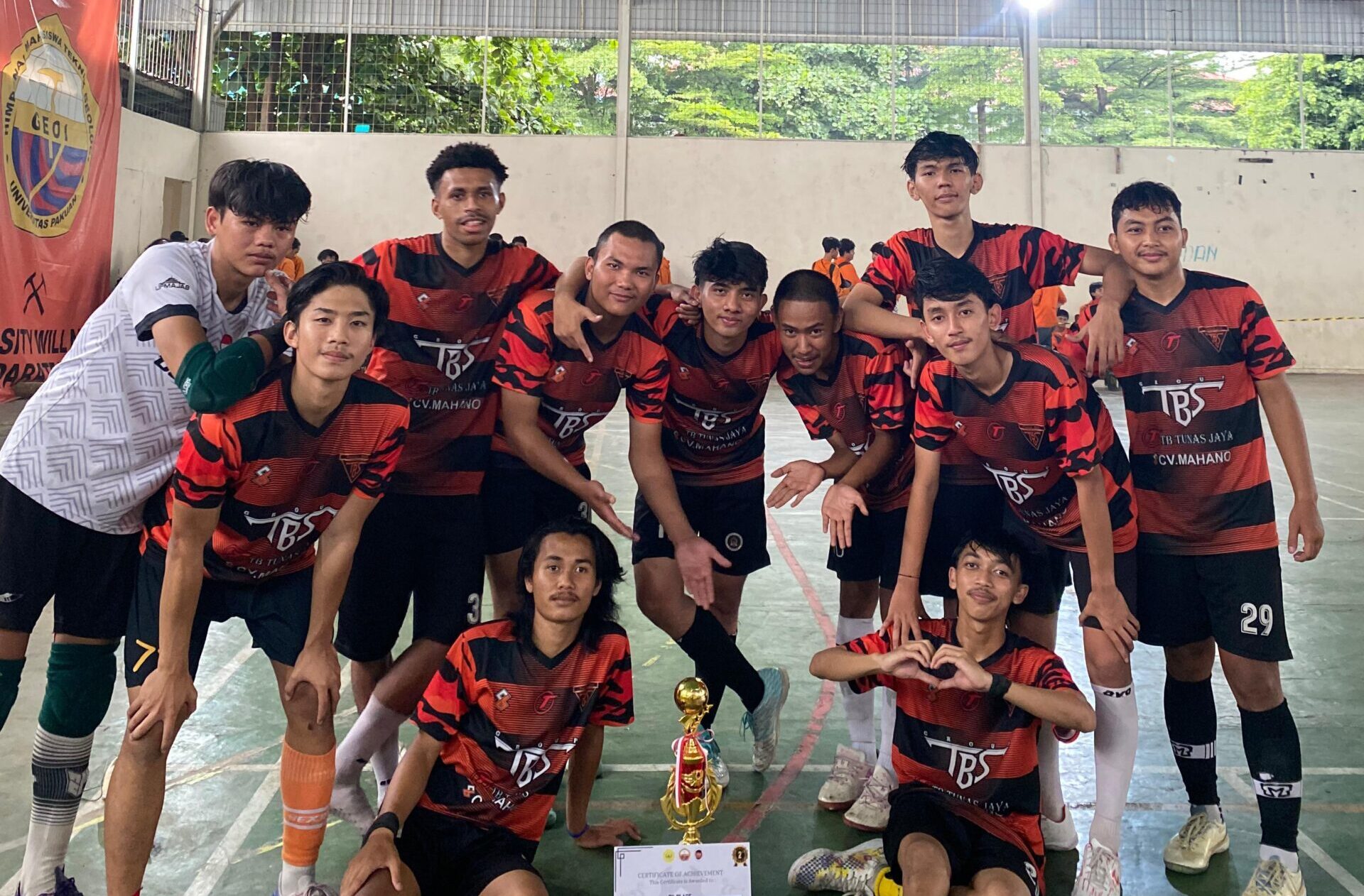 JUARA :Tim futsal Unit Kegiatan Mahasiswa (UKM) Nusa Putra Rudal FC bangga menunjukkan piala sebagai juara 2 futsal di GEOI CUP Pakuan Bogor. (FOTO : dok/radarsukabumi)