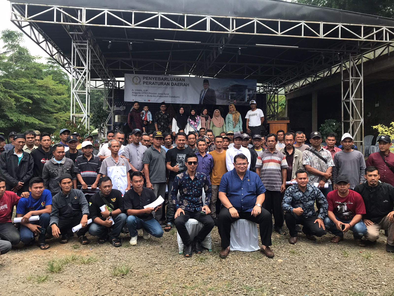 Anggota Komisi I DPRD Provinsi Jawa Barat A Yamin S.I.P melaksanakan kegiatan Sosialisasi Peraturan Daerah (Perda) bertempat di Desa Gunung Endut Kecamatan Kalapanunggal Kabupaten Sukabumi, Sabtu (19/10/2022).