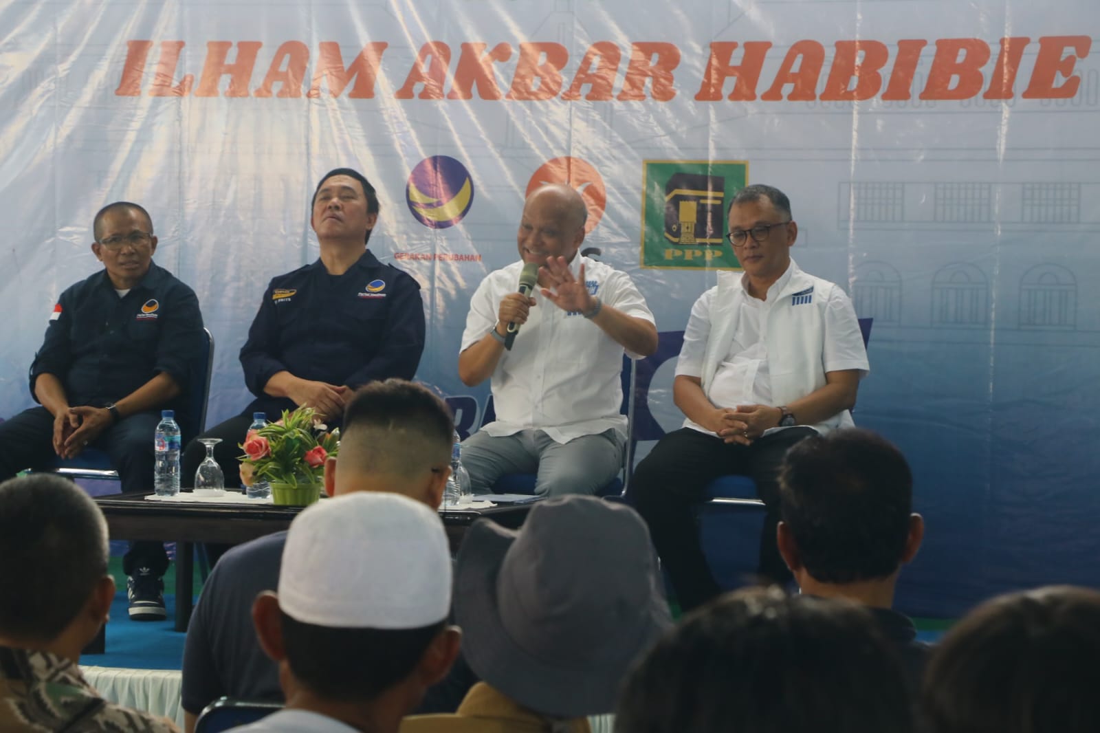 Calon Wakil Gubernur Jawa Barat Nomor Urut 3, Ilham Akbar Habibie berdiskusi dengan sejumlah kelompok tani atau petani di Kabupaten Bogor Kamis (24/10/2024) siang.