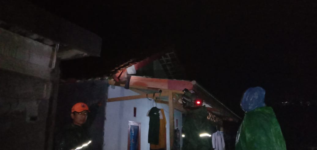 Lima Kampung di Kecamatan Kabandungan dikabarkan rusak akibat diterjang bencana puting beliung pada Rabu Sore, (03/10/2024). Berdasarkan laporan sementara