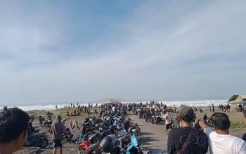 Sebanyak 30 pemancing udang di wilayah pantai Desa Sumberjaya Kecamatan Tegalbuleud dilaporkan terjebak, usai jembatan yang digunakan terputus dihantam ombak besar pada Rabu (16/10/2024)