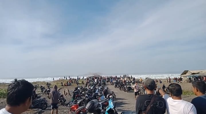 Sebanyak 30 pemancing udang di wilayah pantai Desa Sumberjaya Kecamatan Tegalbuleud dilaporkan terjebak, usai jembatan yang digunakan terputus dihantam ombak besar pada Rabu (16/10/2024)