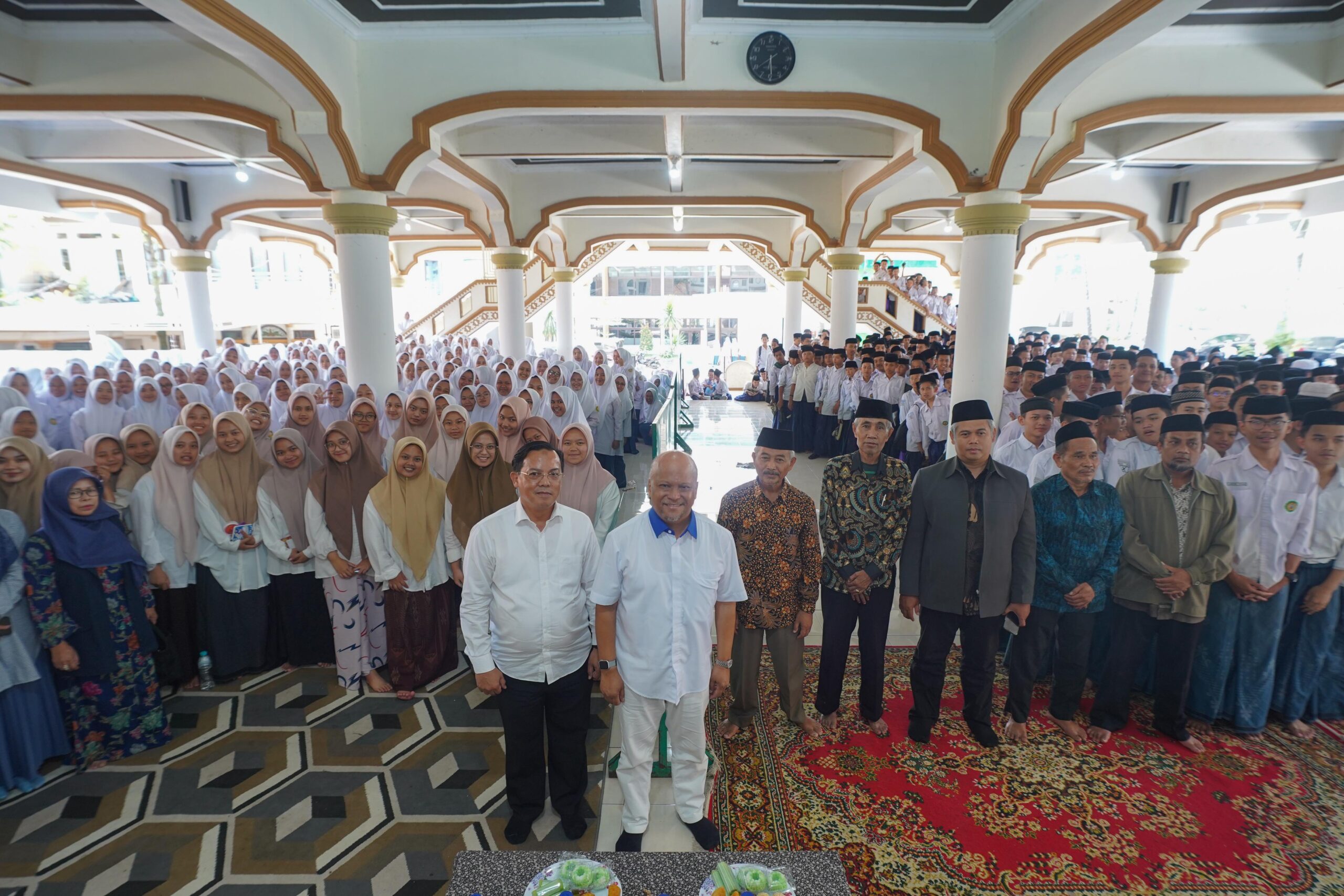 Ilham Akbar Habibie, putra dari Presiden ke-3 Indonesia B.J. Habibie, sekaligus Calon Wakil Gubernur Jawa Barat nomor urut 3, mengadakan kunjungan khusus ke Pesantren Bustanul Wildan dan Pesantren Baitul Aqrom.