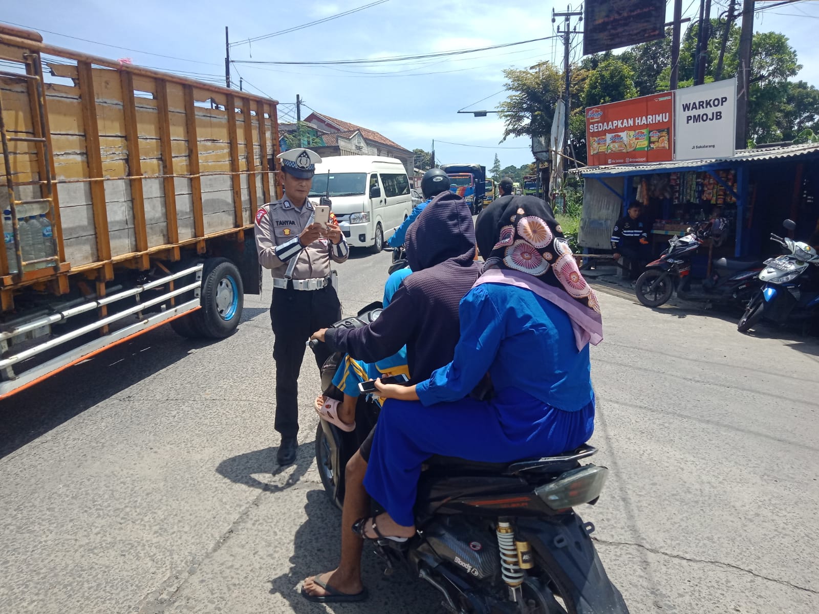 OPERASI: Sejumlah personel Satlantas Polres Sukabumi Kota saat melakukan penindakan terhadap pengendara yang kedapatan melanggar lalu lintas, belum lama ini. (FT: IST)