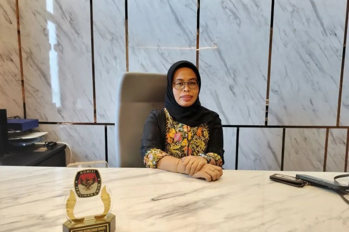 Ketua KPU Jawa Barat Ummi Wahyuni di kantornya di Bandung, Senin (28/10/2024). (KPU Jabar)