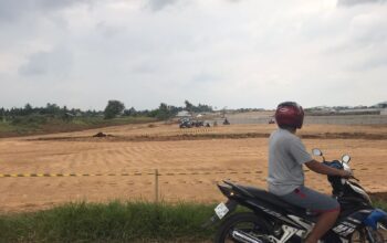 PROSES : Seorang warga pada saat melintas di area pembangunan Tol Bogor Ciawi Sukabumi (Bocimi) Seksi III Cibadak-Sukabumi Barat dengan ruas exit tol Jalur Cibolang.