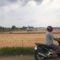 PROSES : Seorang warga pada saat melintas di area pembangunan Tol Bogor Ciawi Sukabumi (Bocimi) Seksi III Cibadak-Sukabumi Barat dengan ruas exit tol Jalur Cibolang.