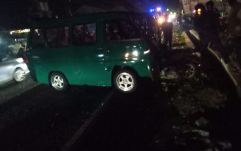 TUMBANG : Pengendara sepeda motor Honda Scoopy beserta penumpangnya, tumbang di jalan setelah terlibat laka lantas dengan mobil angkot di Jalan Raya Sukabumi-Bogor, tepatnya di Kampung Pondok Leungsir, RT 20/RW 10, Desa Cisande, Kecamatan Cicantayan, Kabupaten Sukabumi.(FOTO : UNTUK RADAR SUKABUMI)