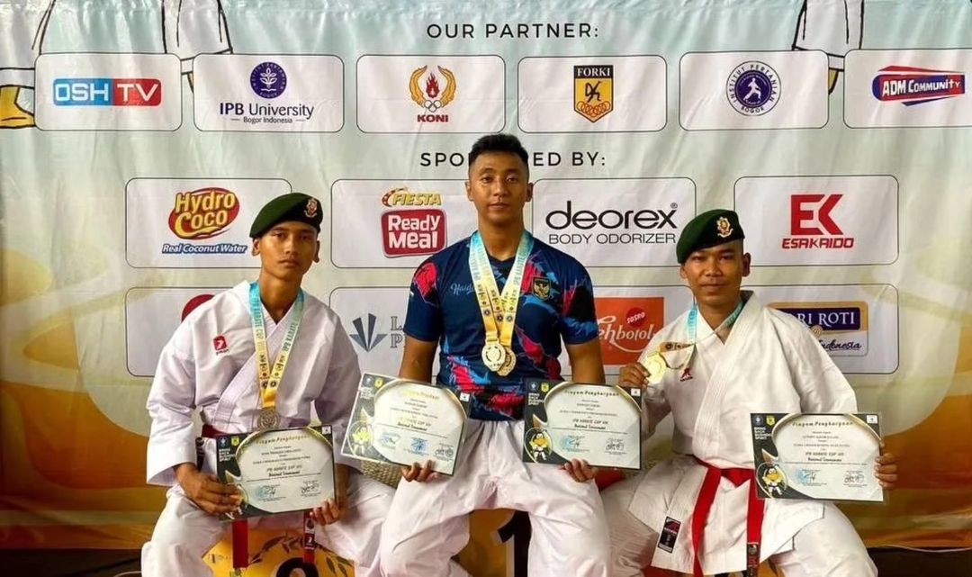 BERPRESTASI : Sejumlah atlet Batalyon Armed 13 Kostrad, saat foto bersama usai meraih juara IPB Cup VIII yang diselenggarakan di GOR Gymnasium, Kota Bogor, Jawa Barat, belum lama ini.(FOTO : UNTUK RADAR SUKABUMI)
