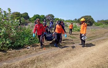EVAKUASI : Suasana saat warga bersama tim Sar Gabungan melakukan evakuasi.(FOTO : ISTIMEWA/ RADARSUKABUMI)