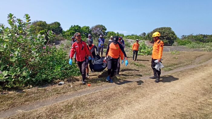 EVAKUASI : Suasana saat warga bersama tim Sar Gabungan melakukan evakuasi.(FOTO : ISTIMEWA/ RADARSUKABUMI)