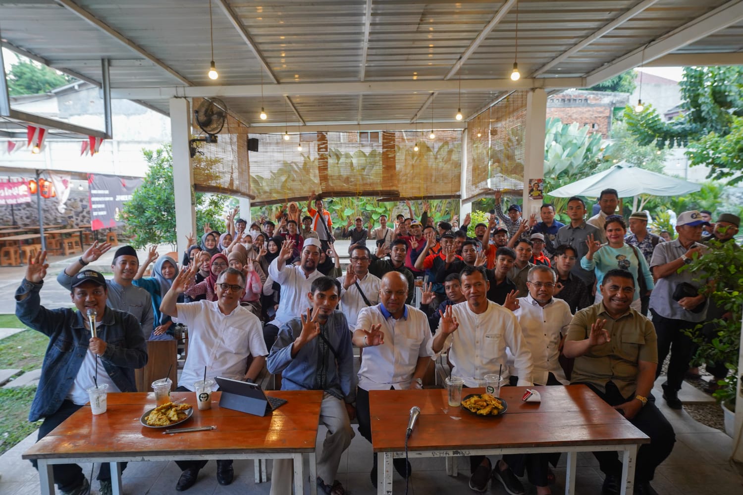 Cawagub Jawa Barat, Ilham Habibie saat bertemu dengan pemuda Kabupaten Bogor di Coffe Bento, Cibinong. Foto : Billy / Radar Bogor.