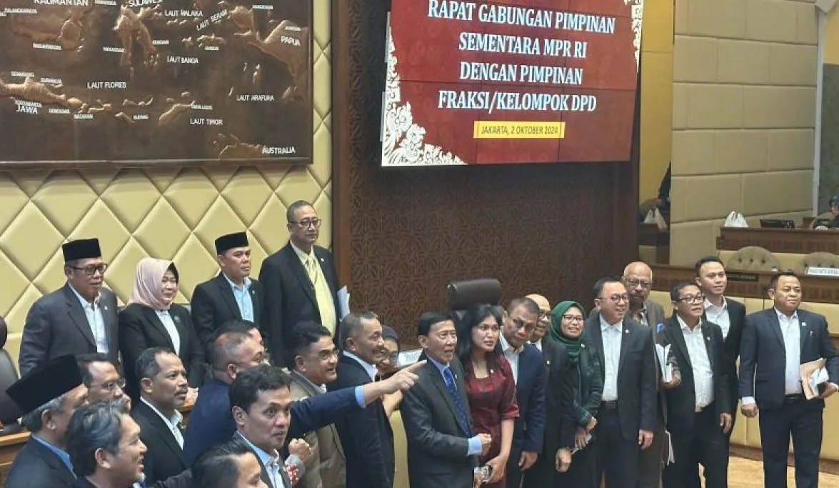 Sejumlah Anggota MPR RI berfoto bersama usai menghadiri Rapat Pimpinan Gabungan Sementara MPR RI di kompleks parlemen, Senayan, Jakarta, Rabu (2/10/2024). (Rio Feisal)