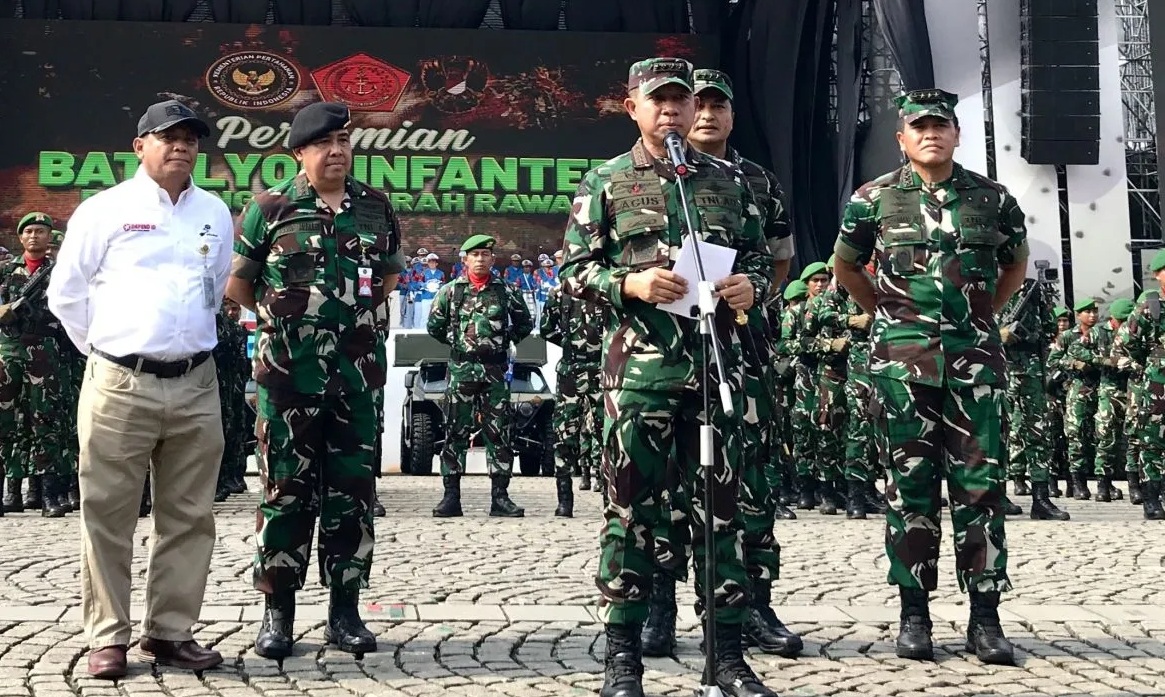 Panglima TNI Jenderal TNI Agus Subiyanto (tengah) didampingi Kepala Staf TNI Angkatan Laut Laksamana TNI Muhammad Ali (kanan), Kepala Staf TNI Angkatan Udara Marsekal TNI M. Tonny Harjono (dua kanan), Direktur Utama PT Pindad Abraham Mose (kiri), dan Kepala Badan Sarana Pertahanan Kementerian Pertahanan Marsekal Madya Yusuf Jauhari (dua kiri) menjawab pertanyaan wartawan saat jumpa pers di Lapangan Silang Monas, Jakarta, Rabu (2/10/2024). (Genta Tenri Mawangi)