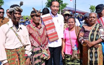 Presiden Joko Widodo berfoto bersama dengan warga di Kabupaten Timor Tengah Selatan (TTS), Provinsi NTT, Rabu (2/10/2024). (Biro Pers Sekretariat Presiden)