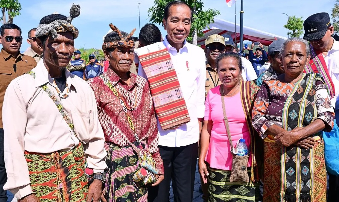 Presiden Joko Widodo berfoto bersama dengan warga di Kabupaten Timor Tengah Selatan (TTS), Provinsi NTT, Rabu (2/10/2024). (Biro Pers Sekretariat Presiden)