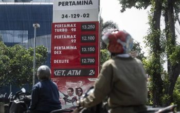 Pengendara sepeda motor melintas di dekat papan informasi harga BBM di salah satu SPBU kawasan Kuningan Timur, Jakarta, Selasa (1/10/2024). (Aprillio Akbar).