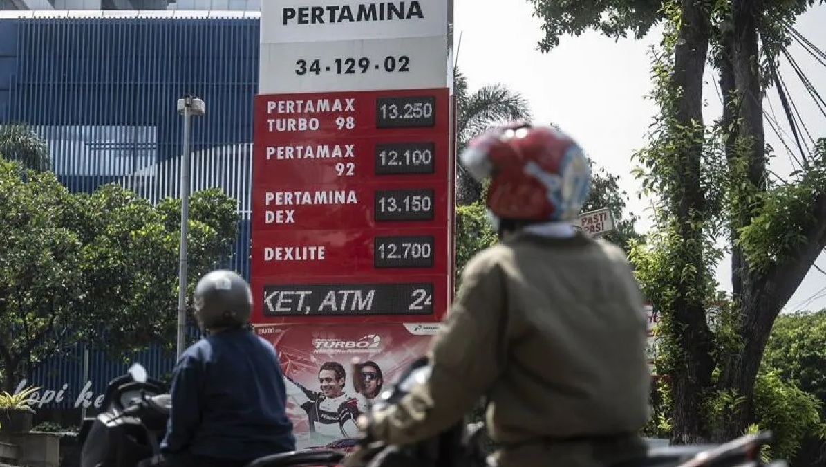Pengendara sepeda motor melintas di dekat papan informasi harga BBM di salah satu SPBU kawasan Kuningan Timur, Jakarta, Selasa (1/10/2024). (Aprillio Akbar).