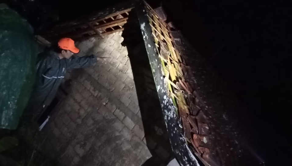 Petugas gabungan saat melakukan pendataan terhadap rumah warga di Kecamatan Kabandungan, Kabupaten Sukabumi, Jabar yang terdampak bencana angin puting beliung pada Rabu. (2/10/2024).