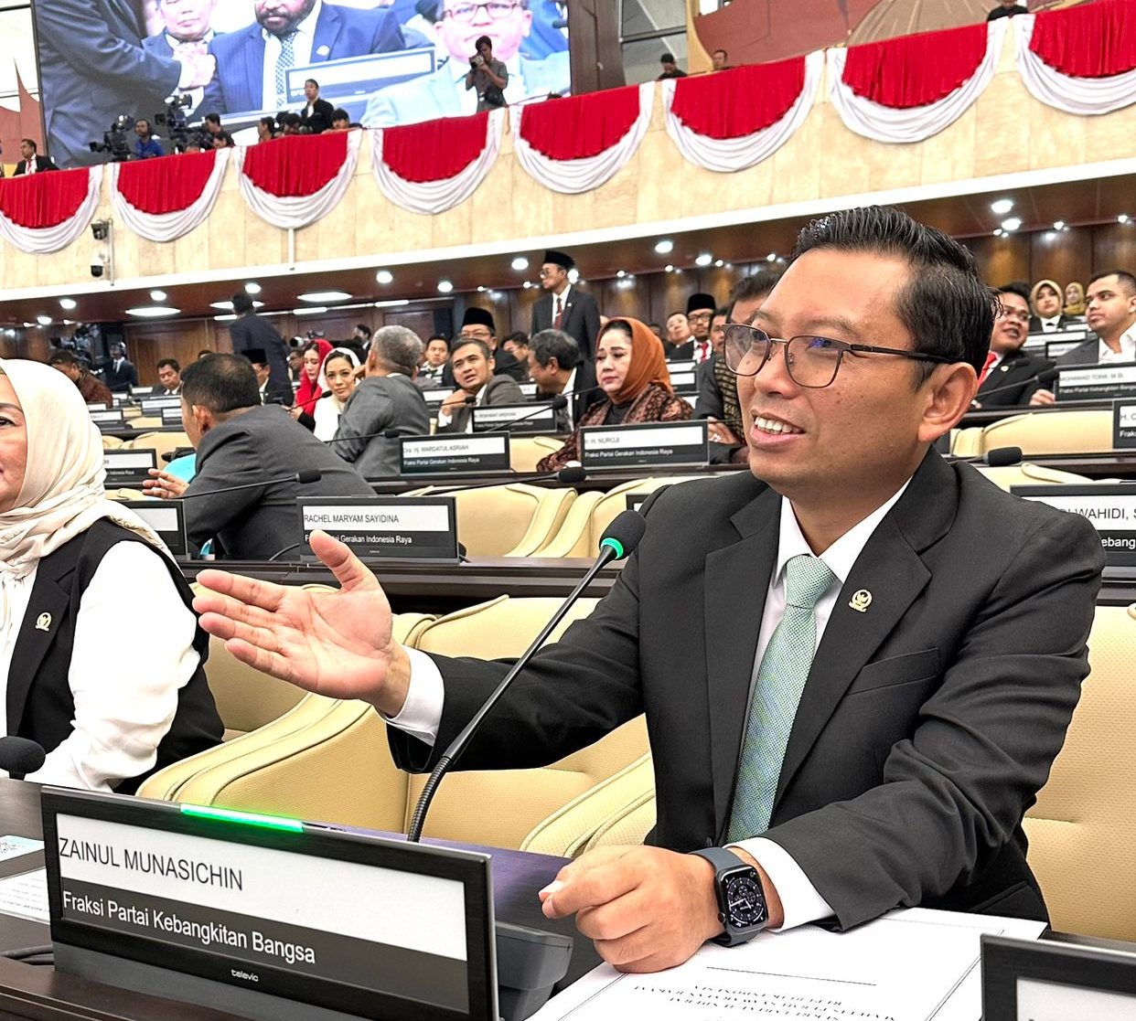 Anggota DPR RI dari Fraksi PKB, Zainul Munasichin usai dilantik bersama anggota legislatif terpilih lainnya di Gedung Senayan, Jakarta.