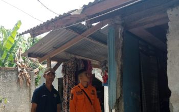 Kondisi rumah warga di kampung Loji, kecamatan Simpenan, kabupaten Sukabumi bagian samping rumah ambruk terkena dampak gempa bumi.(FOTO : NANDI/ RADARSUKABUMI)