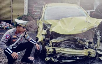 OLAH TKP : Petugas Kepolisian saat olah TKP laka maut di ruas Jalan Raya Sukabumi - Bogor, tepatnya di Kampung Selakopi, RT 01/RW 07, Desa Lembursawah, Kecamatan Cicantayan, Kabupaten Sukabumi, pada Rabu (02/10).(Foto : ist)