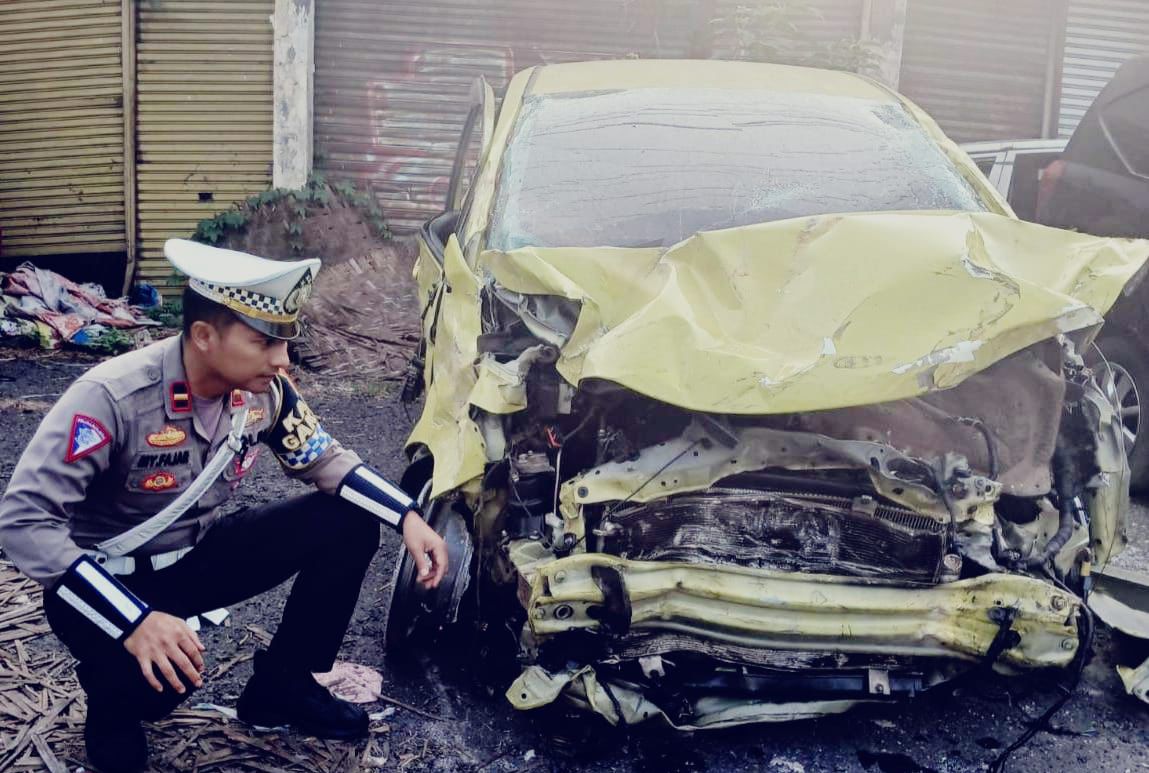 OLAH TKP : Petugas Kepolisian saat olah TKP laka maut di ruas Jalan Raya Sukabumi - Bogor, tepatnya di Kampung Selakopi, RT 01/RW 07, Desa Lembursawah, Kecamatan Cicantayan, Kabupaten Sukabumi, pada Rabu (02/10).(Foto : ist)