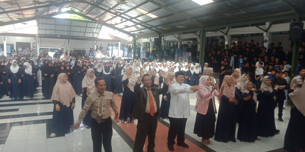 SMP Negeri 6 Kota Sukabumi menggelar kegiatan Proyek Penguatan Profil Pelajar Pancasila (P5) tahun ini dengan konsep yang berbeda dan penuh inovasi. Pentas Karya P5 dilaksanakan
