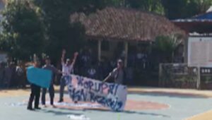 Duduk Perkara Siswa SMKN I Gunungguruh Demo Kepsek