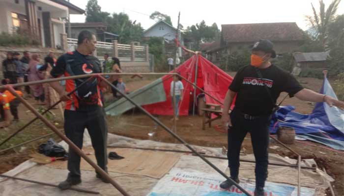 BPBD Kota Sukabumi Bongkar Tenda Pengungsi
