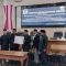 MENUJUKAN : Pimpinan DPRD bersama bupati Sukabumi saat menandatangani berita acara pengesahan Raperda tentang pengakuan dan perlindungan masyarakat hukum adat menjadi perda.(FOTO:NANDI/ RADARSUKABUMI)