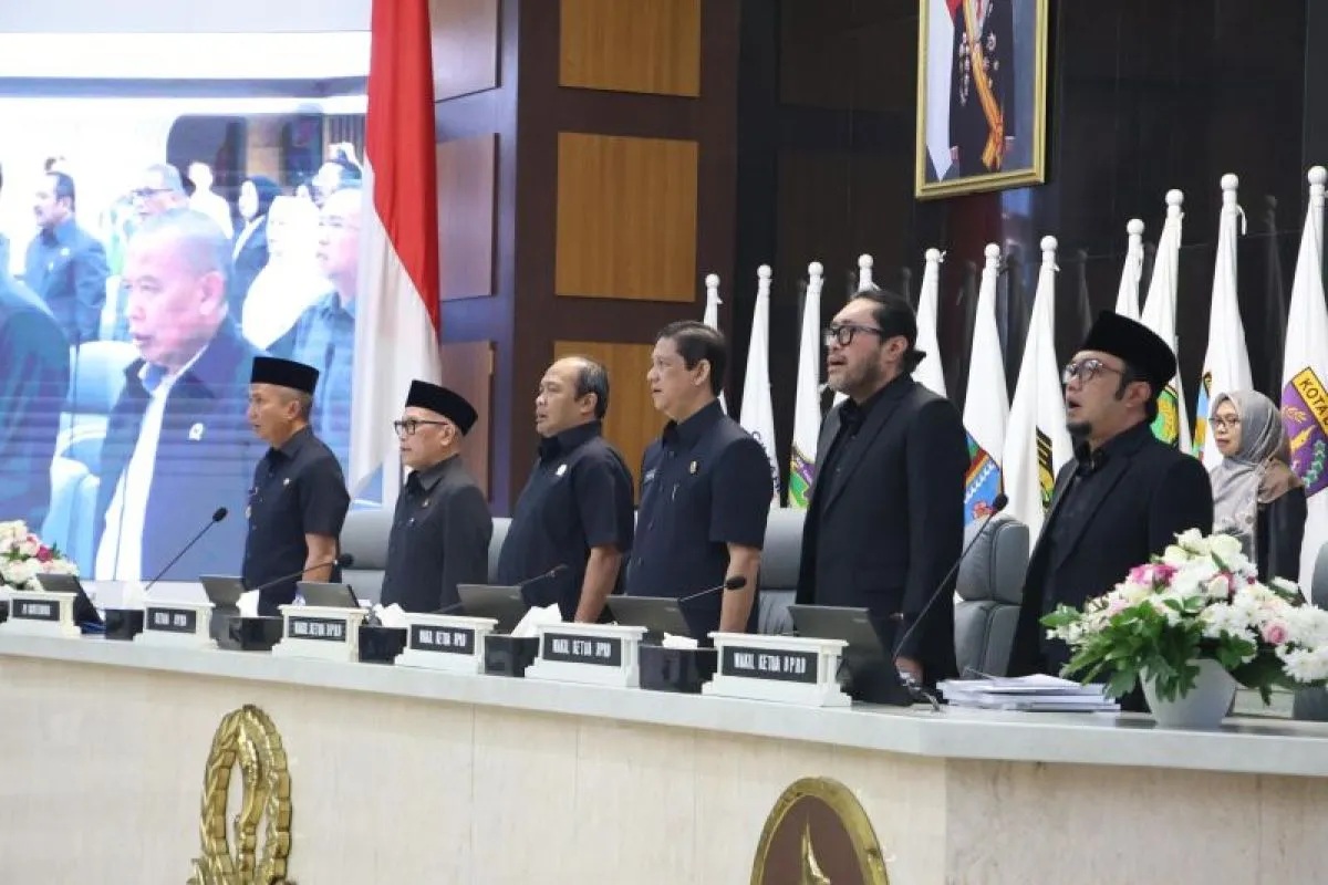 Para pimpinan DPRD Jawa Barat bersama Pj Gubernur Jabar Bey Machmudin dalam Rapat Paripurna di Gedung DPRD Jabar, Bandung, Kamis (17/10/2024). (DPRD Jawa Barat)