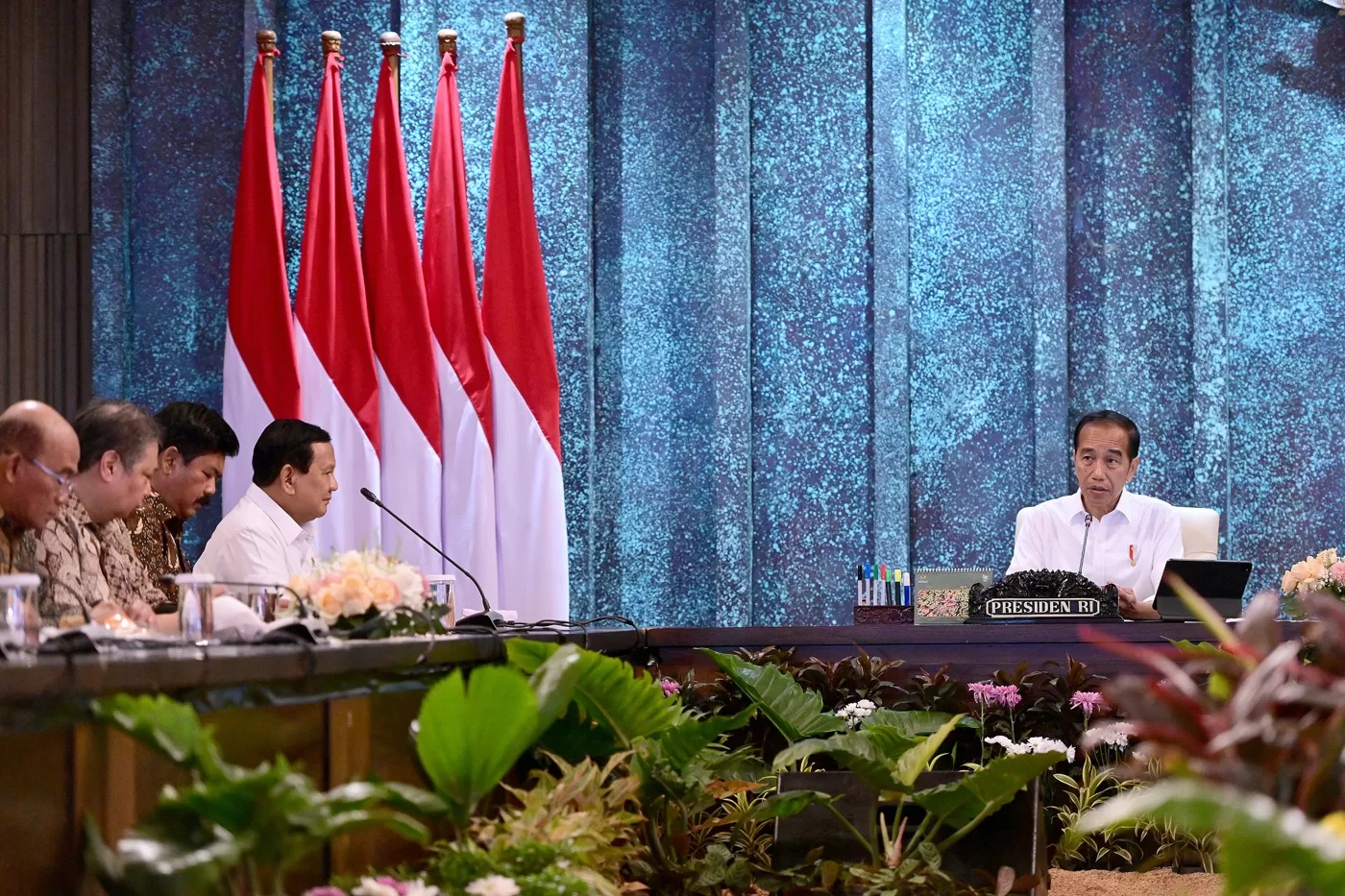 Presiden Joko Widodo didampingi Wakil Presiden Ma'ruf Amin memimpin sidang kabinet paripurna di Istana Garuda, Ibu Kota Nusantara (IKN), Penajam Paser Utara, Kalimantan Timur, Senin (12/8/2024). (Muchlis Jr/ Biro Pers Sekretariat Presiden)