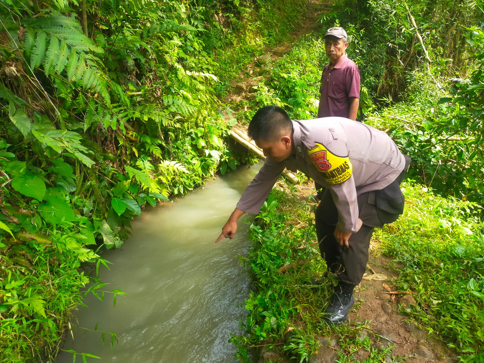 OLAH TKP : Petugas Polsek Nagrak, Resor Sukabumi, saat melakukan olah TKP penemuan mayat di Sungai Irigasi Cikopak, tepatnya di Kampung Tugu, RT 01/RW 11, Desa Kalaparea, Kecamatan Nagrak pada Selasa (01/10) pagi.(FOTO : UNTUK RADAR SUKABUMI)