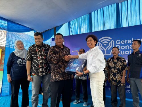 GDK XL AXIATA: Direktur & Chief Enterprise Business and Corporate Affairs Officer XL Axiata, Yessie D. Yosetya (ketiga kanan, baju putih) bersama Chief Corporate Affairs XL Axiata, Marwan O. Baasir (kedua kiri) dan Group Head XL Axiata Region Jabodetabek, Rd. Sofia Purbayanti (paling kiri) secara simbolis menyerahkan bantuan Program Gerakan Donasi Kuota kepada Kepala Sekolah SMK Adhi Karya, Lihsam (ketiga kiri) di Bekasi, Rabu (2/10).