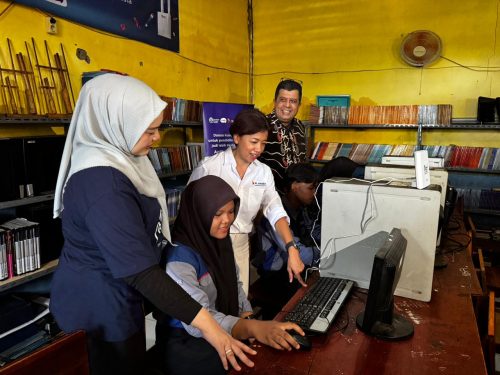 GERAKAN DONASI KUOTA: Group Head XL Axiata Region Jabodetabek, Rd. Sofia Purbayanti (paling kiri), Direktur & Chief Enterprise Business and Corporate Affairs Officer XL Axiata, Yessie D. Yosetya (tengah), dan Chief Corporate Affairs XL Axiata, Marwan O. Baasir (paling kanan) mengamati perwakilan siswa SMK Adhi Karya yang mencoba fasilitas akses internet program GDK di Bekasi, Rabu (2/10).
